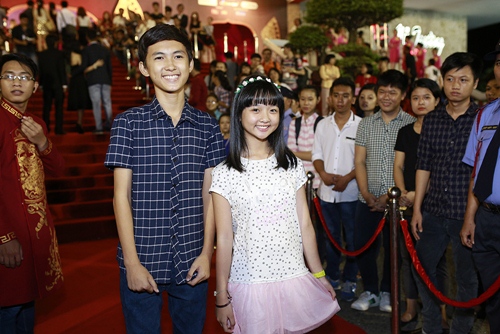 Đinh Ngọc Diệp - Victor Vũ "dính như sam" sau đính hôn - 7