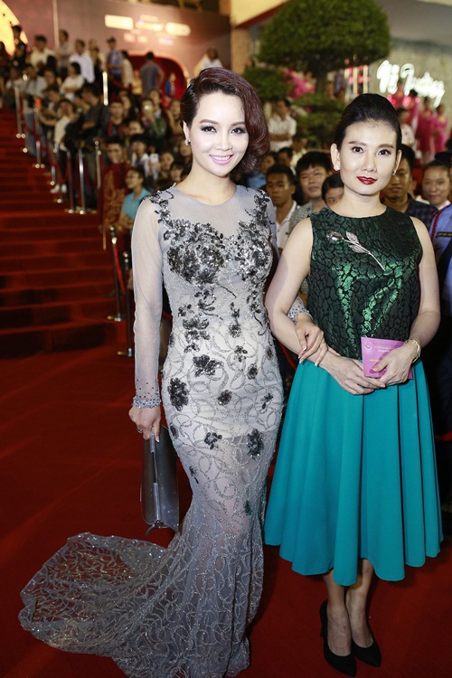 Đinh Ngọc Diệp - Victor Vũ "dính như sam" sau đính hôn - 11