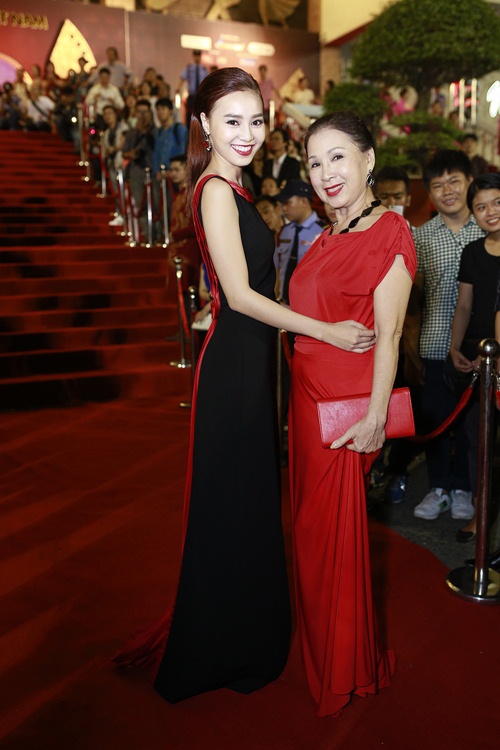 Đinh Ngọc Diệp - Victor Vũ "dính như sam" sau đính hôn - 13