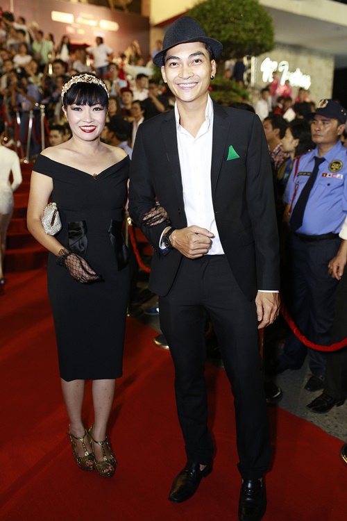 Đinh Ngọc Diệp - Victor Vũ "dính như sam" sau đính hôn - 6