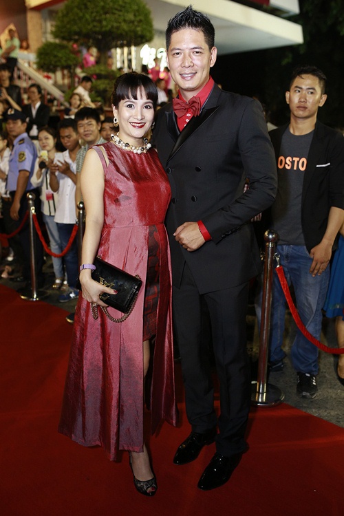 Đinh Ngọc Diệp - Victor Vũ "dính như sam" sau đính hôn - 7