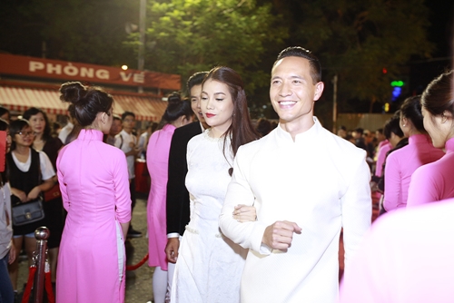 Đinh Ngọc Diệp - Victor Vũ "dính như sam" sau đính hôn - 9