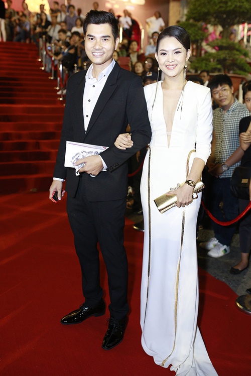 Đinh Ngọc Diệp - Victor Vũ "dính như sam" sau đính hôn - 13