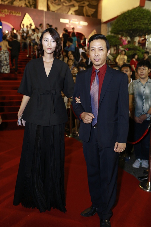 Đinh Ngọc Diệp - Victor Vũ "dính như sam" sau đính hôn - 5