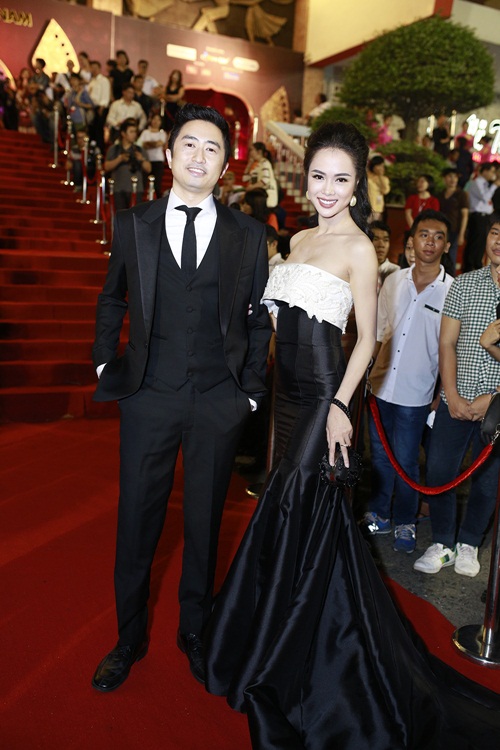 Đinh Ngọc Diệp - Victor Vũ "dính như sam" sau đính hôn - 6