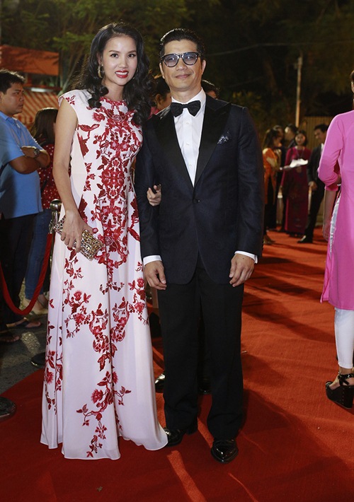 Đinh Ngọc Diệp - Victor Vũ "dính như sam" sau đính hôn - 8