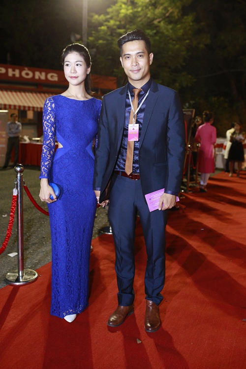 Đinh Ngọc Diệp - Victor Vũ "dính như sam" sau đính hôn - 9