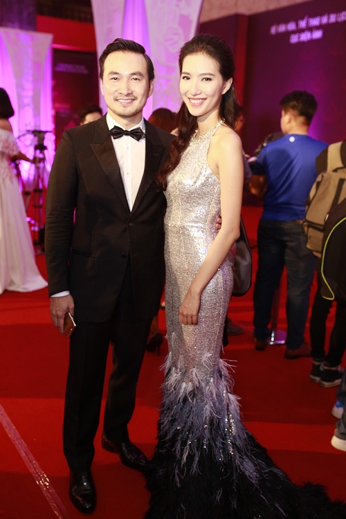 Đinh Ngọc Diệp - Victor Vũ "dính như sam" sau đính hôn - 11