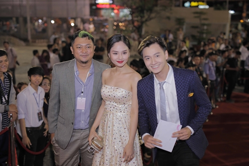 Đinh Ngọc Diệp - Victor Vũ "dính như sam" sau đính hôn - 10