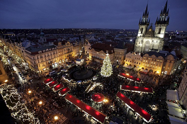 Quang cảnh một khu chợ trời bán đồ Giáng sinh ở Quảng trường Old Town, Prague, Cộng hòa Séc. &nbsp;
