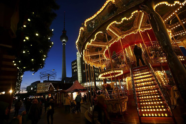 Mọi người nô nức tới một khu chợ bán đồ Giáng sinh ở Alexanderplatz (Berlin).
