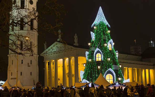 Cây thông Noel trong dịp lễ thắp sáng ở Quảng trường Cathedral, Vilnus, Lithuania.&nbsp;
