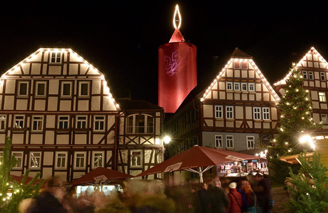 Các căn nhà khung gỗ rực sáng ở một hội chợ tổ chức tại thị trấn Schlitz, bang Hesse, Đức.
