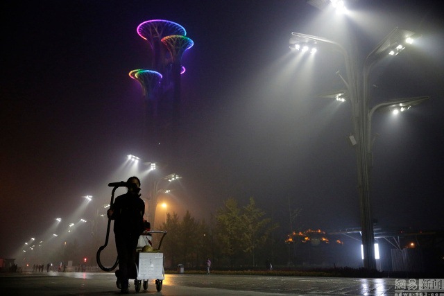 TQ: Nghệ sĩ hút bụi trên không trung đóng thành gạch - 4