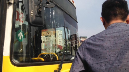 Hà Nội: Nam thanh niên chặn đầu, đập vỡ kính xe buýt - 1