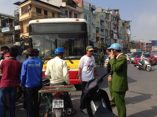 Hà Nội: Nam thanh niên chặn đầu, đập vỡ kính xe buýt - 2