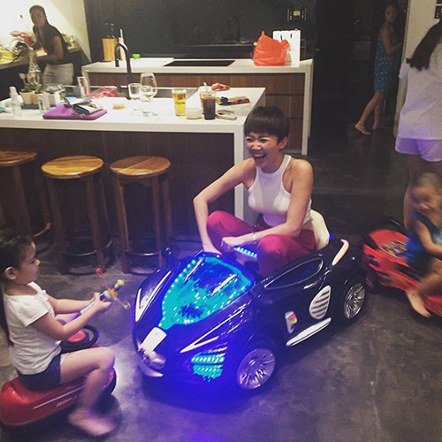 Facebook sao 3/12: Trang Trần khoe con gái giống ba - 14