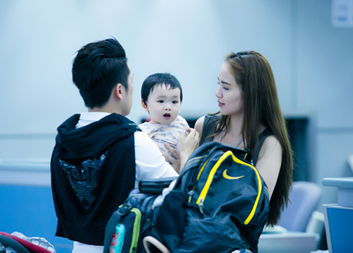 Con trai Diễm Hương "thưởng ngoạn" Paris cùng bố mẹ - 6