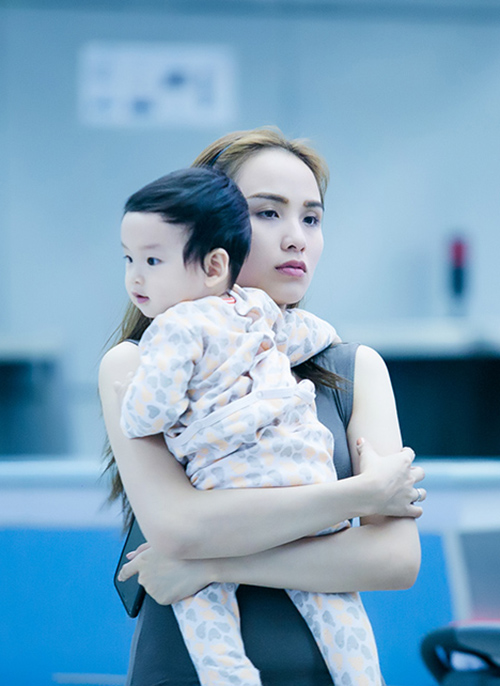 Con trai Diễm Hương "thưởng ngoạn" Paris cùng bố mẹ - 5