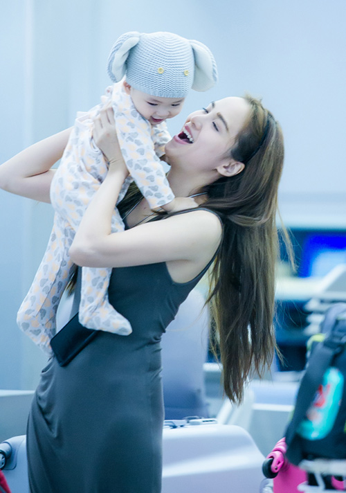 Con trai Diễm Hương "thưởng ngoạn" Paris cùng bố mẹ - 3