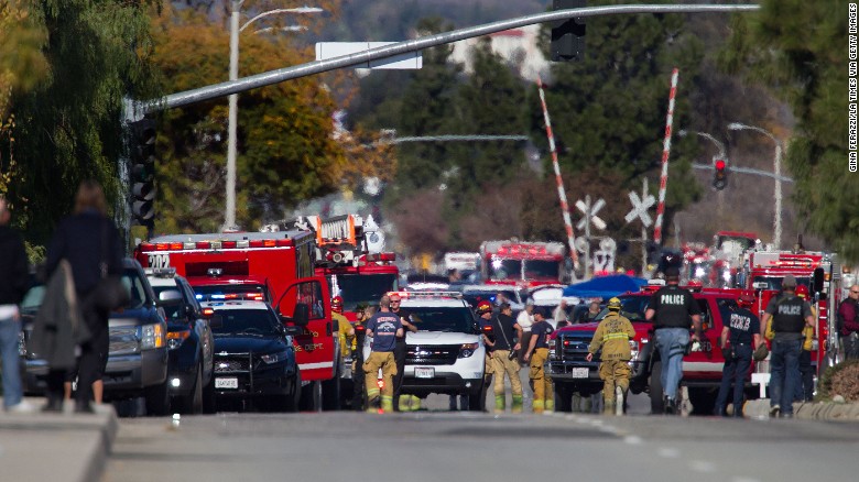 Ảnh: Cuộc săn đuổi kẻ xả súng bắn chết 14 người tại Mỹ - 5