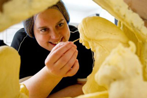 Dùng 40 kg pho mát tạo thành hang Chúa Giáng Sinh 2016 - 1