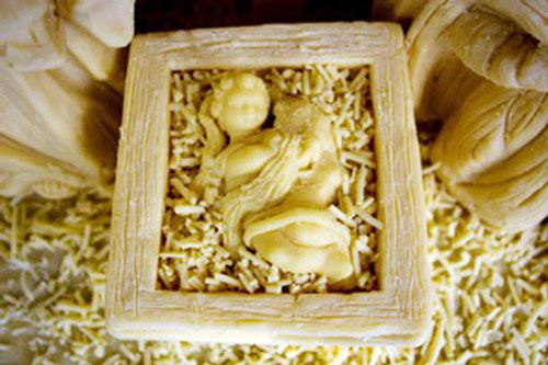 Dùng 40 kg pho mát tạo thành hang Chúa Giáng Sinh 2016 - 3