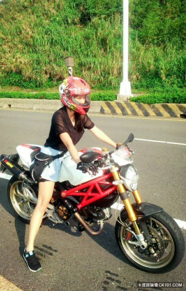 Ngoài chiếc&nbsp;Aprilia RSV4, Phiêu Phiêu còn chinh phục được nhiều dòng xế khủng khác nhau. Kỹ năng lái xe của cô nàng không hề thua kém cánh đàn ông, thậm chí còn khéo léo hơn.