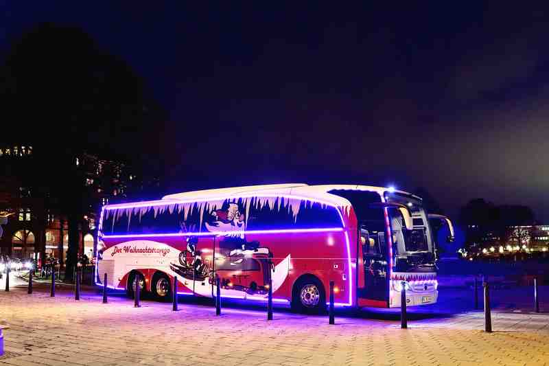 Mercedes Christmas Travego mới khoe sắc dịp Giáng sinh - 2