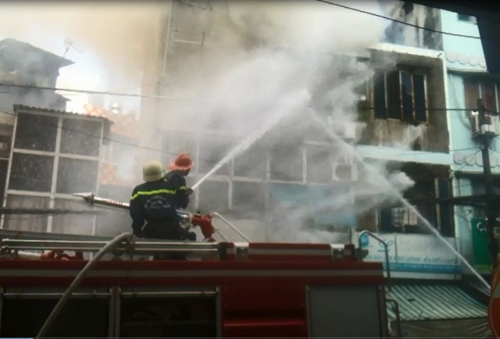 Căn nhà gần ga Sài Gòn rực lửa sau tiếng nổ lớn - 2