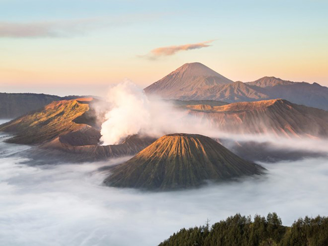 Núi Bromo là một phần của Công viên quốc gia Bromo Tengger Semeru nằm ở Đông Java. Với chiều cao 2.134 mét, du khách có thể chiên ngững phong cảnh tuyệt đẹp, ấn tượng vẻ đẹp kỳ vĩ của khung cảnh.

