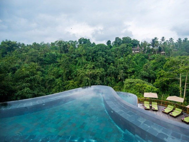 Thả mình vào hồ bơi vô cực tại khách sạn Hanging Gardens, Ubud và tận hưởng khung cảnh thiên nhiên giữa một rừng cây cối tươi tốt bao quanh.
