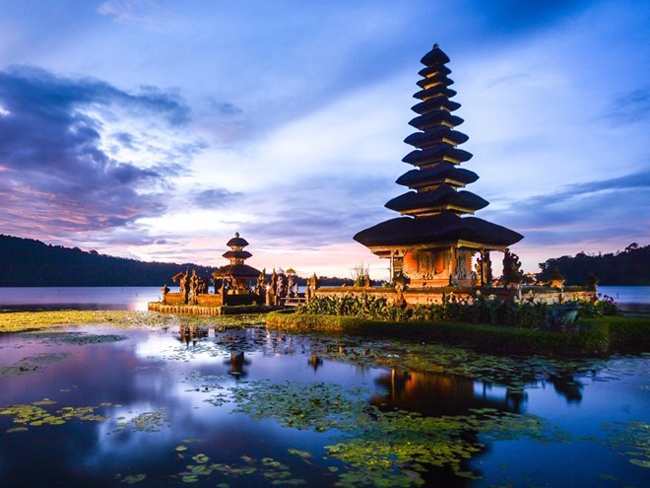 Ngôi đền Pura Ulun Danu Bratan nổi nằm trên mặt hồ Bratan ở Bali để thờ vị thần của sông và hồ nước Dewi Batari Ulun Danu. Đây là điểm đến lý tưởng cho du khách muốn tìm hiểu về văn hóa, lịch sử của cư dân bản địa.
