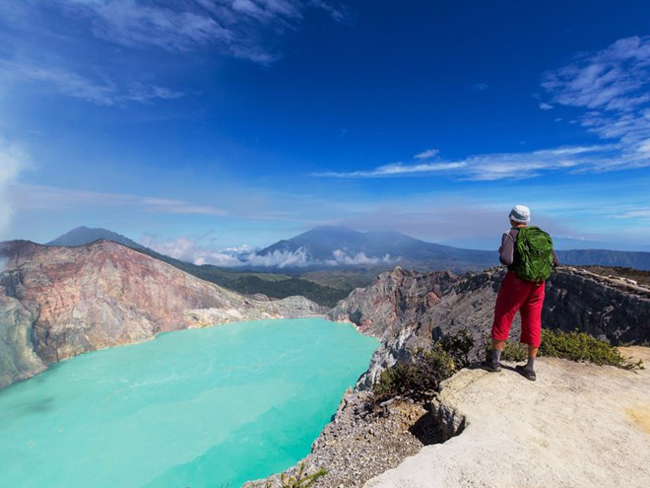Ngọn núi lửa Ijen Crater nằm ở Đông Java, nổi tiếng với hiện tượng phát ra xung quanh ánh sáng màu xanh dương. Mặc dù nơi này có nồng độ axit cao nhưng nhiều du khách vẫn kéo nhau đến khu vực này để chiêm ngưỡng vẻ đẹp lộng lẫy của nó.

