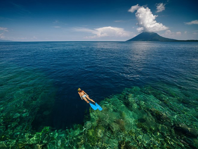 Bunaken nằm ở miền Bắc đảo Sulawesi, nổi tiếng với nhiều bãi biển trong xanh, là một trong những điểm bơi lặn lý tưởng nhất của Indonesia.
