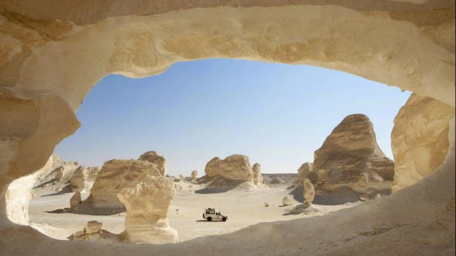 Sa mạc trắng ở Ai Cập nổi tiếng với những cấu trúc đá kỳ dị như trên sao Hỏa do bị thời tiết bảo mòn theo thời gian.