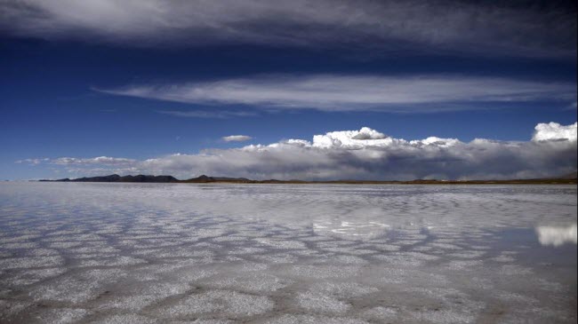 Nằm ở Potosi, Bolivia, Salar de Uyuni là hồ muối lớn nhất thế giới. Vào mùa khô, hồ biến thành cánh đồng muối rộng mênh mông và nó được bao phủ bởi một lớp nước đủ để thuyền bè di chuyển vào mùa mưa.