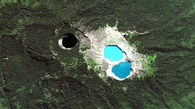 Hình ảnh chụp từ vệ tinh cho thấy ba hố khổng lồ với màu sắc khác nhau của núi lửa Kelimutu ở Indonesia. Các nhà địa chất cho rằng màu khác nhau ở ba hố này là do các phản ứng hóa học giữa khoáng chất và khí ga từ núi lửa.