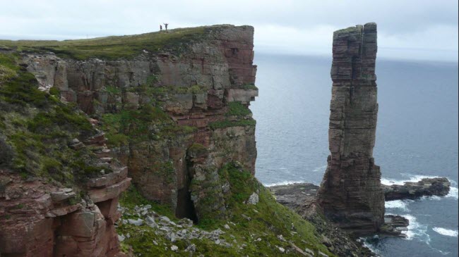 Khối đá Old Man of Hoy là biểu tượng của vùng Orkney ở Scotland. Đây là một khối đá còn sót lại từ vụ lở vách núi năm 1750.