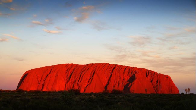 Khối đá Uluru cao 340m nằm giữa thảo nguyên trong vườn quốc gia Uluru-Kata Tjuta, Australia. Đây là kết cấu đá nguyên khối lớn nhất thế giới.