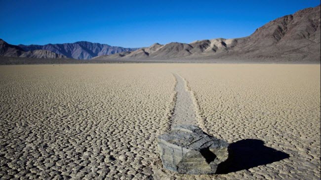 Vườn quốc gia Thung lũng Chết ở Mỹ là một trong những nơi bí ẩn nhất thế giới. Cho đến nay các nhà khoa học vẫn chưa thể lý giải được hiện tượng hàng nghìn hòn đá biết đi trong lòng hồ cạn Racetrack Playa ở thung lũng này.