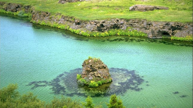 Đảo dung nham giữa hồ Myvatn nằm trong khu vực hoạt động của núi lửa Krafla ở Iceland.