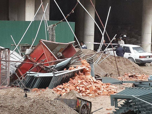 Rơi thang tải vật liệu xây dựng, 3 người thương vong - 3