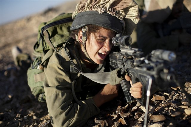 Quân đội Mỹ cho phép nữ chiến đấu như nam giới - 1