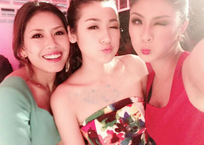 Hoa hậu Ngọc Hân trong bức ảnh chụp cùng với Hoa hậu biển Nguyễn Thị Loan và Á hậu Dương Tú Anh.