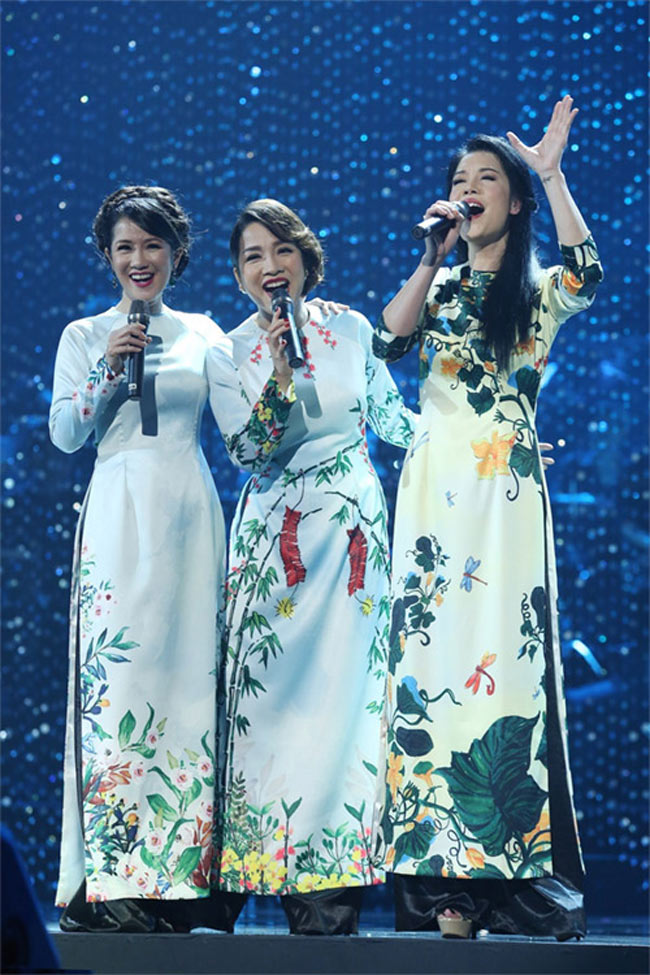 Hồng Nhung, Mỹ Linh và Thu Phương thật xinh đẹp và duyên dáng khi diện áo dài truyền thống. 