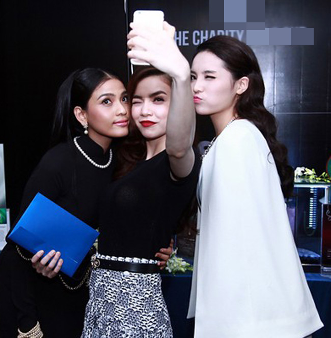 Trương Thị May, Hà Hồ và Kỳ Duyên chụp ảnh selfie nhí nhảnh.
