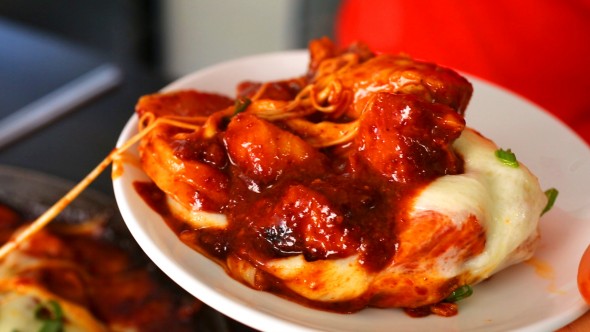 Cách làm gà cay phô mai kiểu Hàn đang gây sốt - 11
