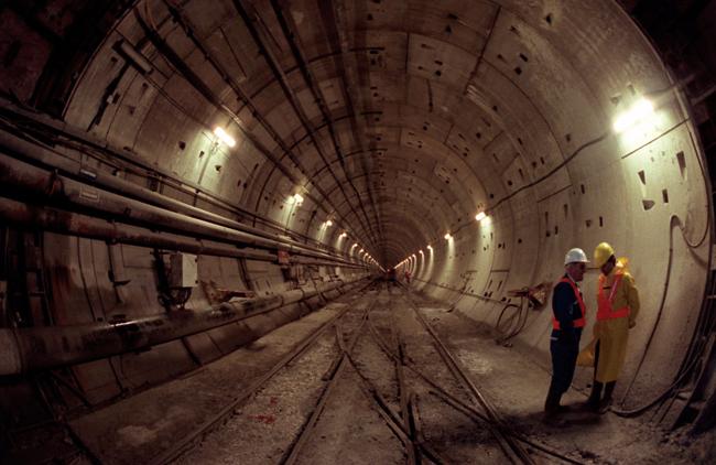 Đường hầm Channel là đường hầm dài nhất trên thế giới, xây dựng ở eo biển Dover nối Anh và Pháp với chiều dài khoảng 50km. Công trình này xây dựng năm 1987, hoàn thành năm 1994 với kinh phí 4,65 tỷ bảng Anh.Đường hầm Channel là đường hầm dài nhất trên thế giới, xây dựng ở eo biển Dover nối Anh và Pháp với chiều dài khoảng 50km. Công trình này xây dựng năm 1987, hoàn thành năm 1994 với kinh phí 4,65 tỷ bảng Anh.