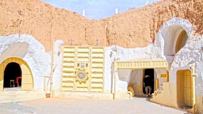 Khách sạn Sidi Driss, Matmata, Tunisia là bối cảnh ngôi nhà thời thơ ấu của nhân vật chính Luke Skywalker trên hành tinh Tatooine. Khi đến đây, bạn có thể ngồi ăn ở bàn ở mà Luke từng ngồi.
